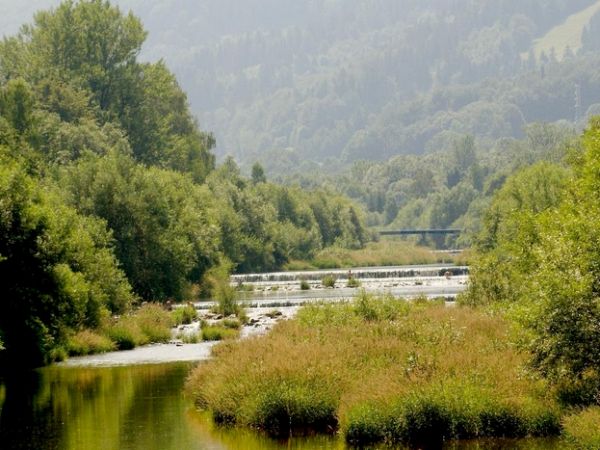 USTROŃ
Rzeka Wisła. W tle widoczna Czantoria.