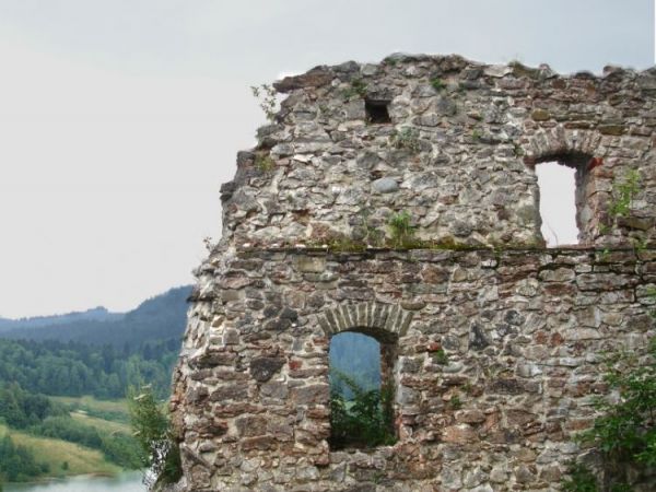 Ruiny zamku z XIV wieku.
http://www.niedzica.com.pl/zabytki/czorsztyn/czorsztyn2.htm