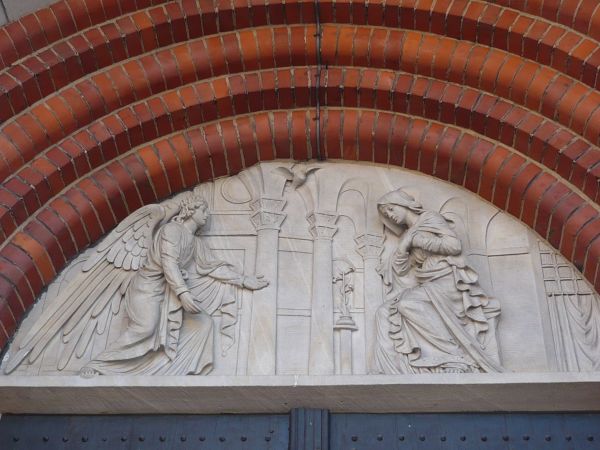 W tympanonie Konkatedry wspaniała rzeźba ,,Zwiastowanie,,Władysława  Marcinkowskiego .