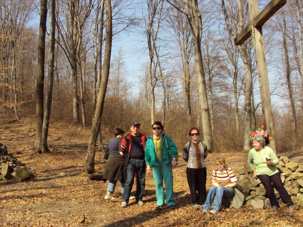 Szlakiem Ikon"' z Międzybrodzia przez Las Selpy na Orli Kamień - stare rozdroże Przełęcz Krzyż - ponad 430m npm - na którym stoi kilkumetrowy krzyż dębowy z dat