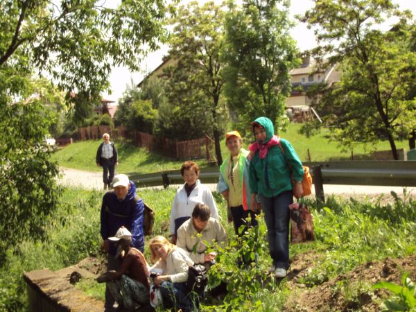 grupa podgląda, czy wędkarz połów ma udany - chęci mu nie brak, bo czas jakiś już "tam na stanowisku" ale pewnie nie wie, że zanęcić wpierw trzeba! przy temacie