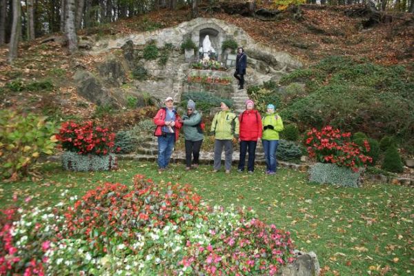 przy Grocie Matki Bożej - podczas wędrowania dróżkami kalwaryjskimi.