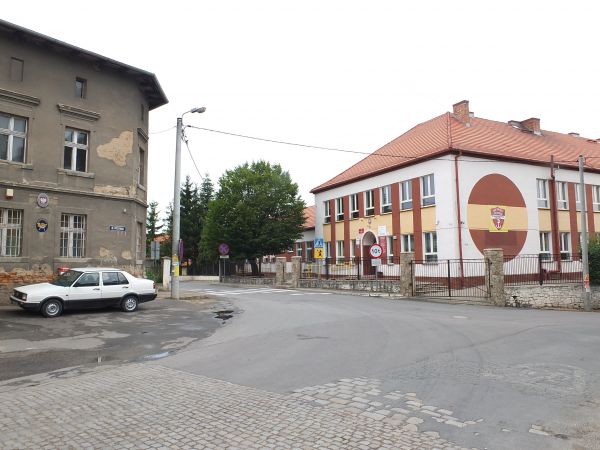 Na rozstaju budynek poczty i szkoła