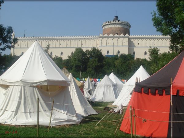 Miasteczko namiotowe pod Lubelskim Zamkiem w czasie corocznego Jarmarku Jagiellońskiego.
