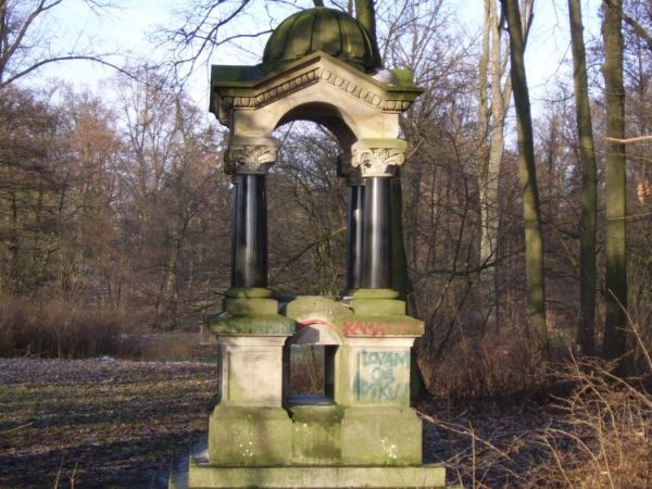 Ten pomnik znajduje się w parku okalającym pałac w Sypniewie.