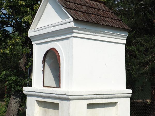 kapliczka stojąca na skraju ul. Floriańskiej jest najstarszą kapliczką wzniesioną w Iwoniczu, ten obiekt małej architektury sakralnej zbudowany został w XVIII w