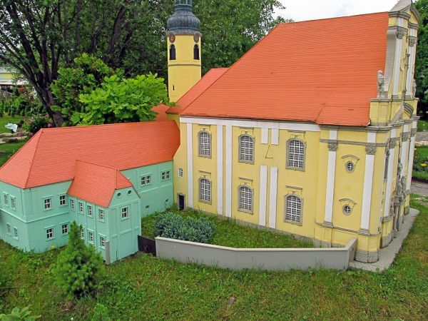 KOWARY - Park Miniatur Zabytków Dolnego Śląska - Kościół wraz z zabudowaniami klasztoru s.s. Benedyktynek to najstarsze istniejące obiekty powstałe w XVIII wiek