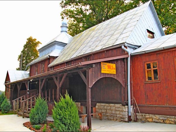 Dawna drewniana cerkiew greckokatolicka pw. Opieki Najświętszej Maryi Panny (od 1979 roku kościół rzymskokatolicki pw. Najświętszego Serca Pana Jezusa), wzniesi