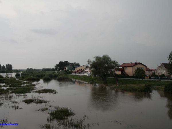 WAŁY  ZATRZYMAŁY  WIELKĄ  WODĘ