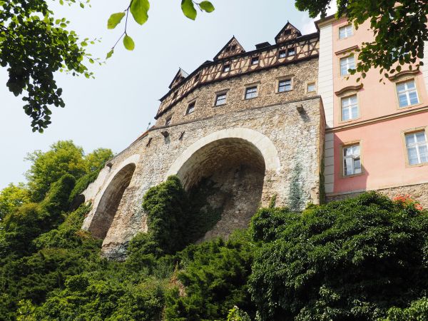 zamek - na stromym skalistym wzgórzu, niegdyś stanowił własność rycerskich rodów. W czasie II wojny światowej istniał tu obóz pracy filia Gross-Rosen. Więźniowi