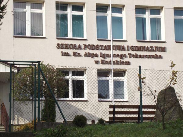 Patronem szkoły od 14 VI 2010 roku jest ks. Abp Ignacy Tokarczuk - zmarł w 2012r. w wieku 94 lat, w szkole muzeum patronowi poświęcone - inne zdjęcia w tej gale