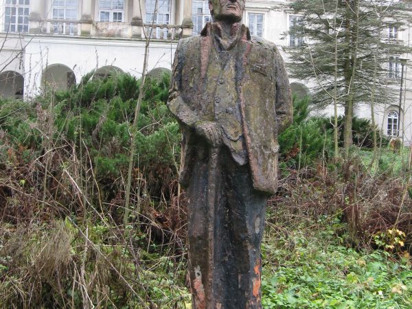 Adam Ostoia - Ostaszewski /jego pomnik/, żył w l. 1860-1934, doktor praw i filozofii, wynalazca i konstruktor maszyn latających i silników. Na pocz. XXw. zbudow