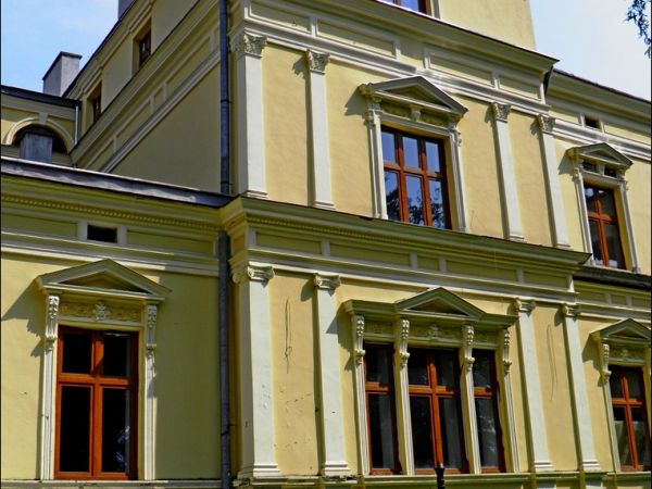 Pałac Turnauów w Urzejowicach z 1887 roku w trakcie odbudowy  i park krajobrazowy .