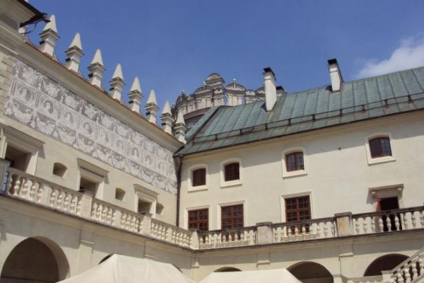 Baszta Szlachecka - zwana też Rycerską, po lewej mury zdobione sgraffitami.