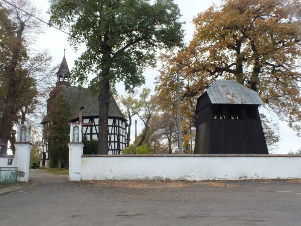 Kościół ś.ś Apostołów Piotra i Pawła otoczony wiekowymi dębami zakwalifikowanymi jako pomniki przyrody