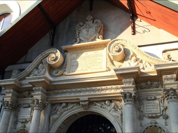 Kościół pw. św. Mikołaja i Stanisława biskupa w Jarosławiu przy ulicy Benedyktyńskiej. Przez starszych mieszkańców zwany Anna Kasarnia, został zbudowany w latac