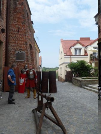 rycerz prezentuje pancerz - przy Zbrojowni Rycerskiej Chorągwi Rycerstwa Ziemi Sandomierskiej.