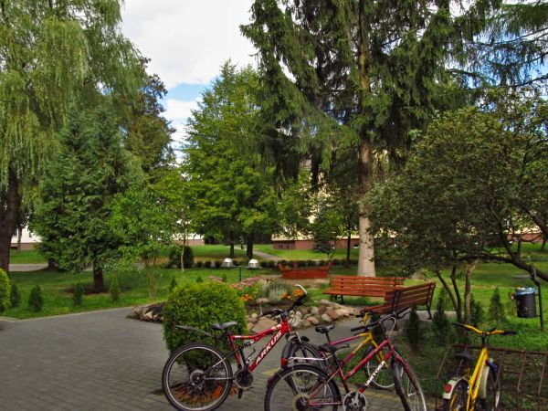 Teren zagospodarowany przy bloku mieszkalnym na ulicy Słowackiego 5