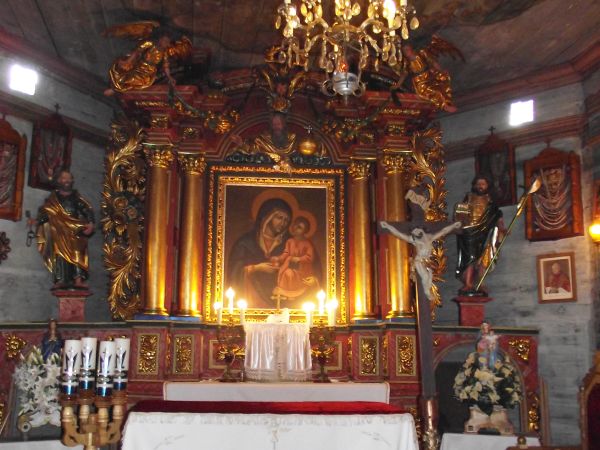 tylko przypomnę ! - jesteśmy w najstarszym drewnianym kościele w Bieszczadach, polecam opisy zdjęć dotyczące tej świątyni. N/z prezbiterium - w ołtarzu obraz Ma