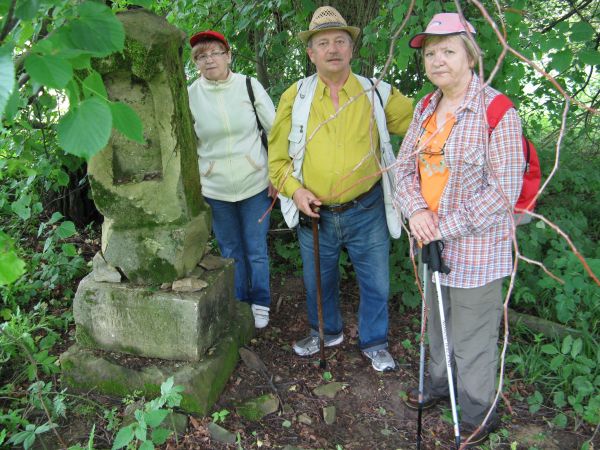 przed / obok: czyżby to był cmentarny nagrobek kamienny wyznawcy religii greckokatolickiej - widoczne mało czytelne bukwy cyrylicy o tym świadczą, w bliskim sąs