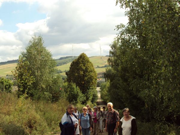 na zdjęciu: studenci - słuchacze Uniwersytetu Trzeciego Wieku z Sanoka  podczas rajdu na trasie: Nowotaniec - Wola Sękowa - Pielnia  na dworskim gościńcu. Na wz