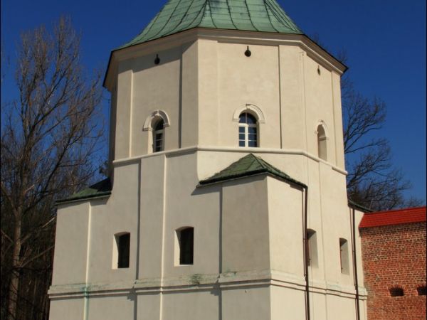 Bazylika Zwiastowania NMP w Leżajsku – wzniesiona w miejscu, gdzie według tradycji ukazała się w 1590 roku Tomaszowi Michałce Matka Boska. Sprawują nad nią opie