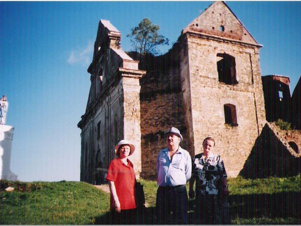 "Piękno tej ziemi skłania mnie do wołania o jej zachowanie dla przyszłych pokoleń..." - te słowa Jana Pawła II obecne są w ruinach zagórskiego klasztoru !