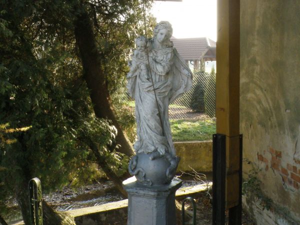 Rzeźba Matki Boskiej p stojąca przy młynie