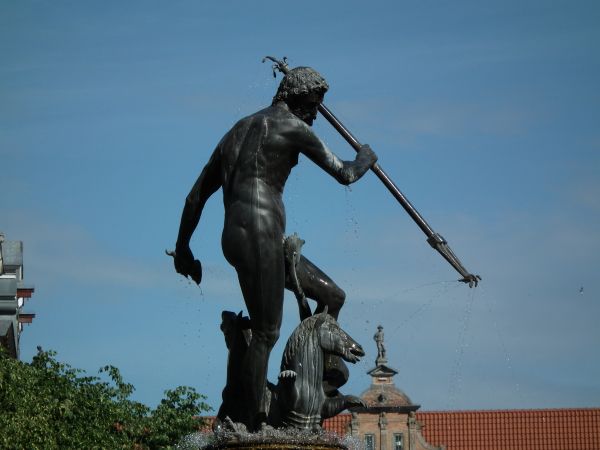 Pomnik Neptuna w Gdańsku przed dworem Artusa