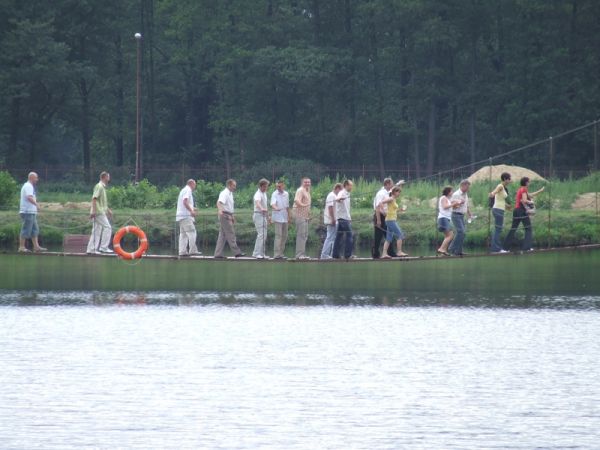 Spacerek linowym mostem wiszącym w Ośrodku Malibu w Krężnicy Jarej