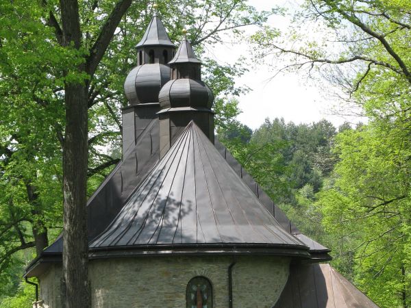 cebulaste kopuły cerkwi miały wyrażać "strzelistość modlitw".