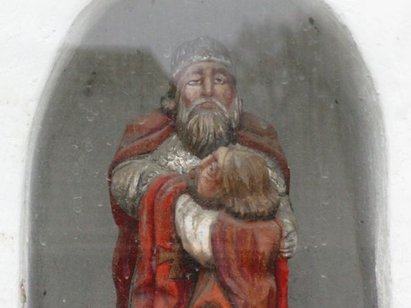 kapliczka - w jednej z płycin umieszczona rzeźba ludowa, tu pewnie św. Jan podczas chrztu Jezusa. Odczytaliśmy też scenę przywracania wzroku przez Chrystusa oci