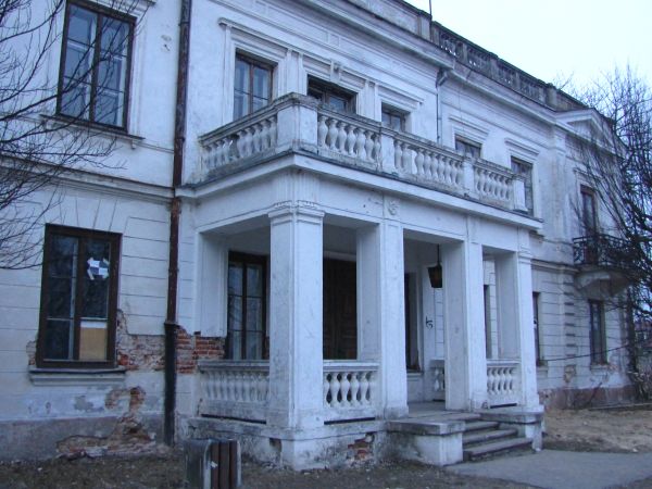 W lewym skrzydle znajduje się ośrodek chopinowski oraz małe muzeum poświęcone kompozytorowi.