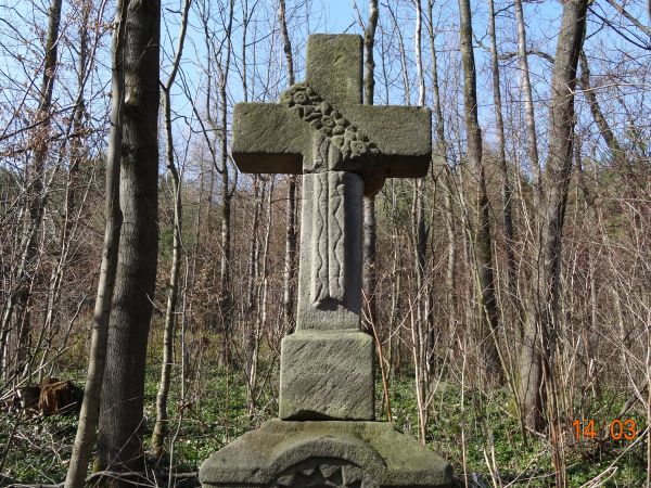 na cmentarzu wyznawców obrządku grecko-katolickiego, do czasu wysiedleń - mieszkańców tej wsi - duży płat barwinka stanowi poszycie leśne, cmentarne.