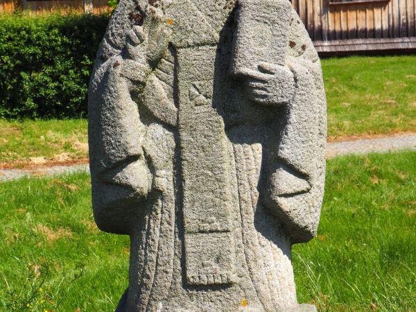 figura św. Mikołaja, kamienna, wykonana w pracowni kamieniarskiej w Bartnem, pochodząca z XIX wieku - przy cerkwi.