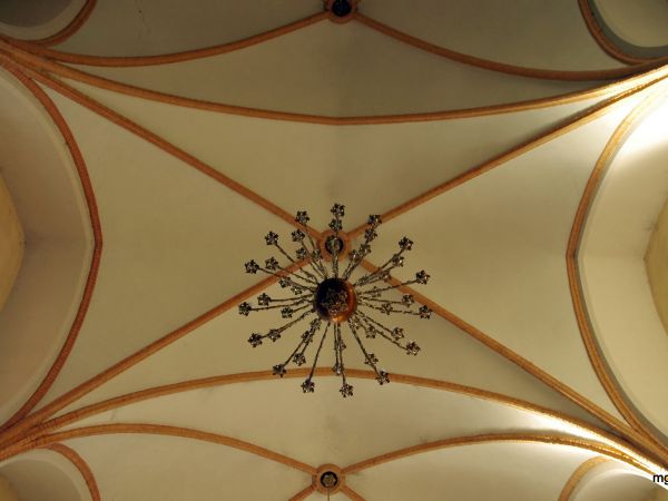 Dzierżenin - kościół pw. św. Tomasza Apostoła budowany w latach 1910-17. W 1944 r. w czasie walk na przyczółku Narwi  zniszczony został dach i wieże, a także ca