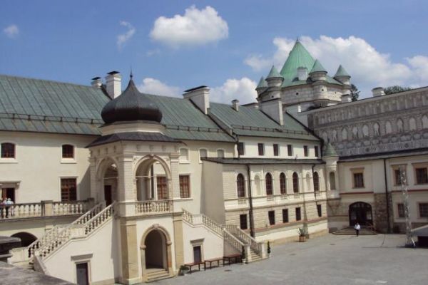 dziedziniec pałacowy - tu z widokiem na basztę królewską, w dole w rogu brama główna - tam sklepik z pamiątkami, kasa, dyżurka przewodników.