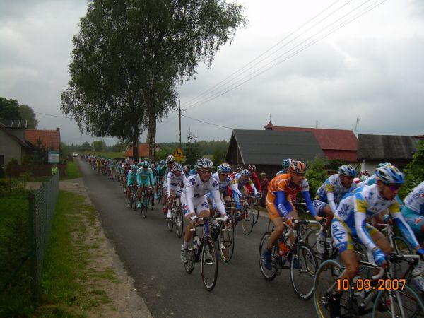 Peleton kolarzy przejeżdżających przez Jabłonkę