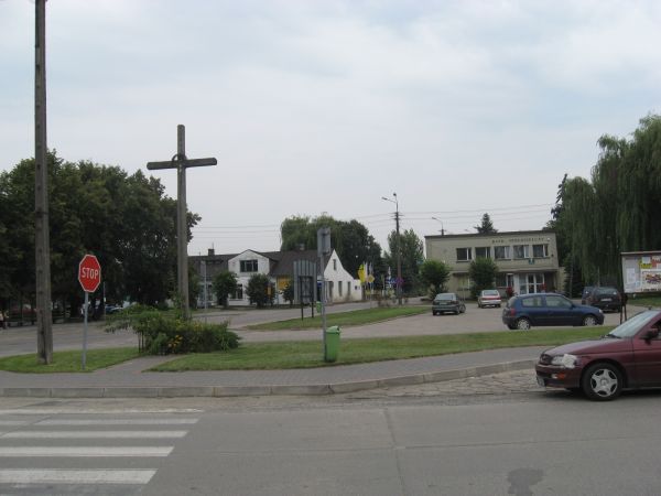 Krzyż na skrzyżowaniu dróg w Rynku