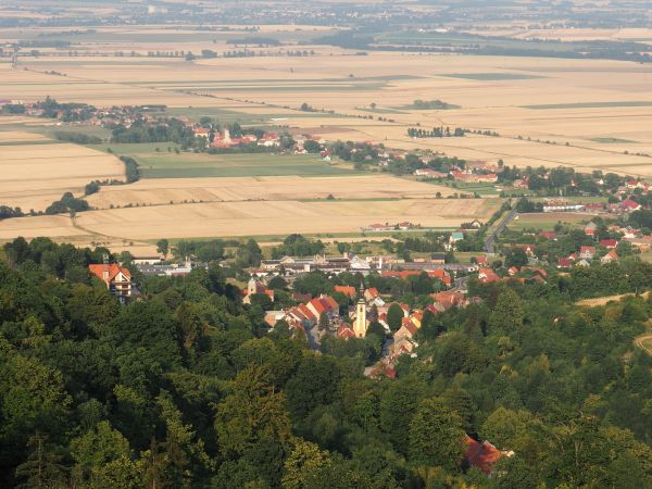 rozległa panorama z twierdzy bastionowej na Przełęczy Srebrnej - w dole miasteczko a tam Hotel "KONIUSZY" - tam gościnę i noclegi nam udzielono.