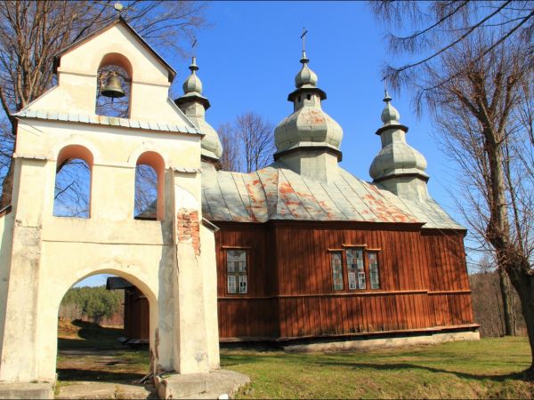 Drewniana greckokatolicka cerkiew parafialna św. Dymitra w Jaworniku Ruskim . Cerkiew zbudowana w 1882 r. w miejsce starszej cerkwi pod tym samym wezwaniem, ist
