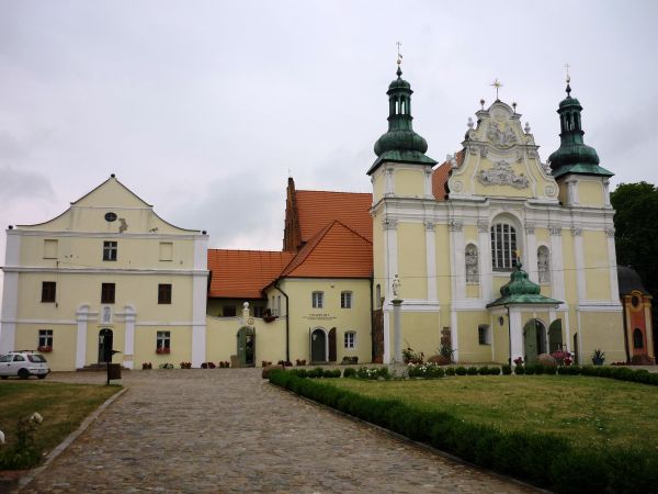 Fasada kościoła Św. Trójcy i NMP z XII wieku. Wewnątrz tego kościoła znajdują się unikatowe w skali europejskiej rzeźbione romańskie kolumny z II połowy XII wie