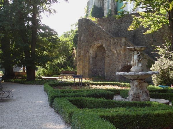 Zamek Książ - wybudowany w latach 1288-1292 przez księcia świdnicko-jaworskiego Bolka I Surowego . Od 1509 r. jako zastaw, a od 1605 r. wykupiony i wlasnosc dzi