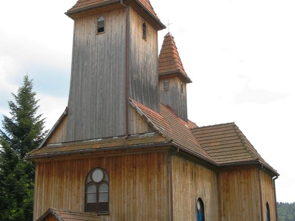 ciekawostką jest też to, iż pokrycie dachu stanowi dachówka - a nie gont czy blacha. Budowniczym był tutejszy stolarz i cieśla Marian Bilański.