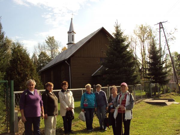 przed / obok : kościół polsko-katolicki, zbudowany w 1925r. - w latach 30-tych XX wieku przejął / zgromadził wiernych.