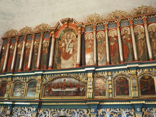 ikonostas - u góry pośrodku ikona Deesis a po obu stronach : rząd apostołów a wyżej rząd proroków, poniżej pośrodku ikona przedstawiająca Ostatnią Wieczerzę a p