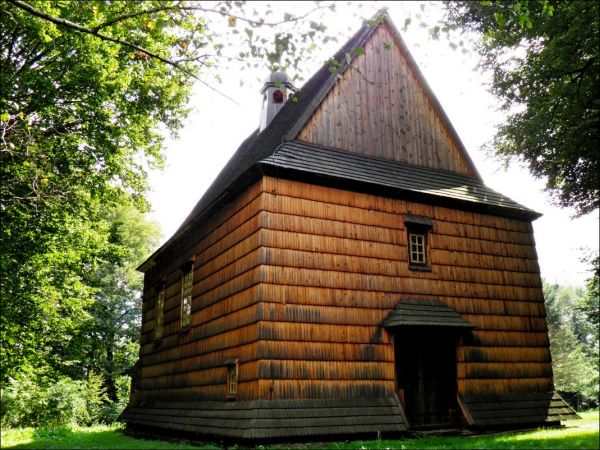 Drewniany , modrzewiowy kościół parafialny p.w. Św. Katarzyny z lat 1760 - 63  fundacji Antoniego Krasickiego . Nieczynny od roku 1961.