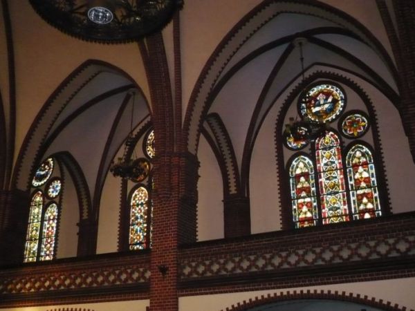 Jaszcze raz spojrzenie na wnętrze kościoła i przepiękne witraże.