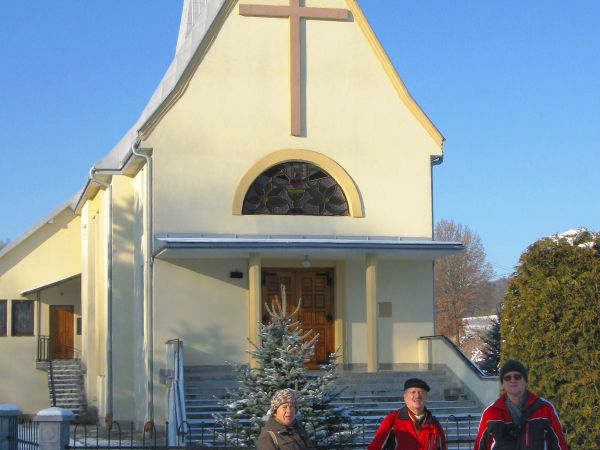 na zdjęciu: przed kościołem filialnym, zbudowanym w latach 1984-88. Autorzy publikacji przewodnickich informują / podkreślają, że ewenementem Dębnej /także Racz