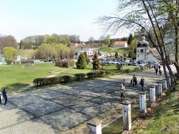 Centrum Świętej Lipki-główny plac przed kościołem 2011-04-25